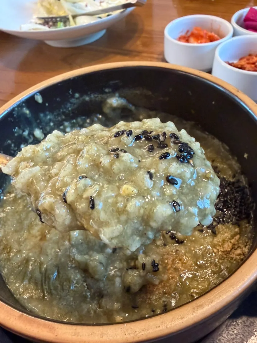 검은깨를 뿌려 담아낸 전복죽