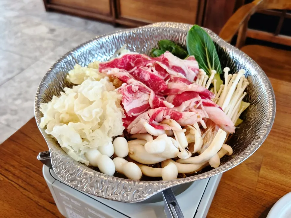 버섯과 우삼겹이 담긴 우삼겹 버섯 전골