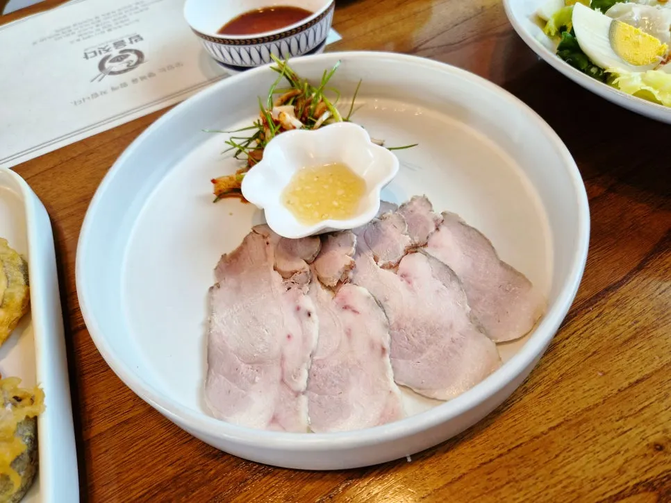 앞다리살로 만든 냉제육 한 접시