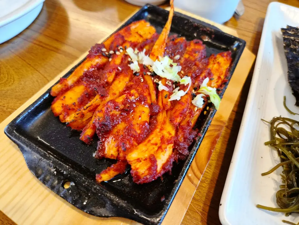 보리 섞인 게우장 위에 올린 전복찜