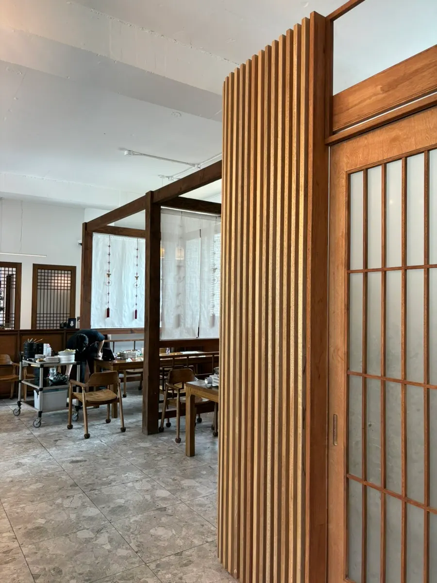 한옥카페 분위기의 매장 내부 좌석