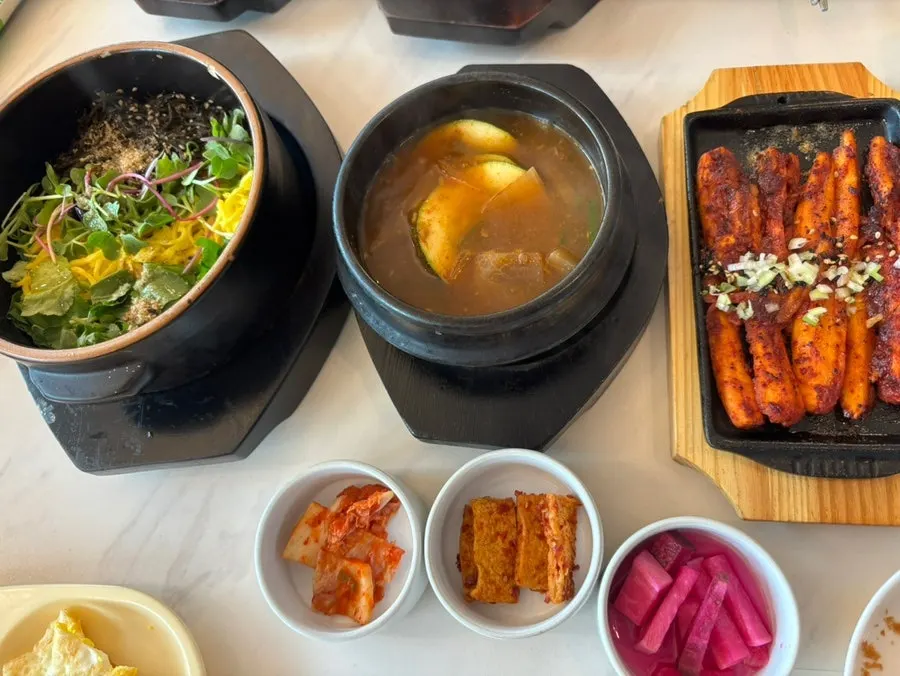 전복찜과 돌솥비빔밥 구성