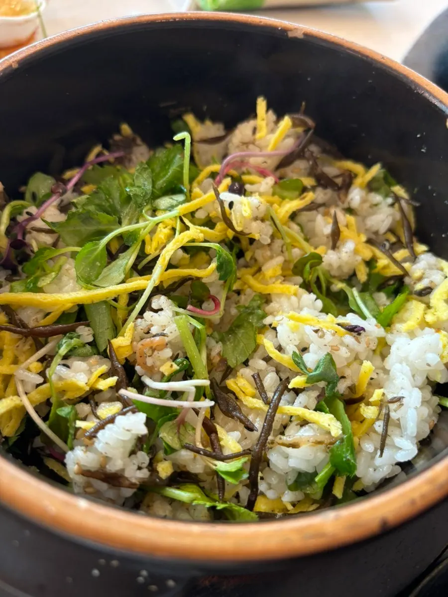 비벼 담은 톳 돌솥비빔밥