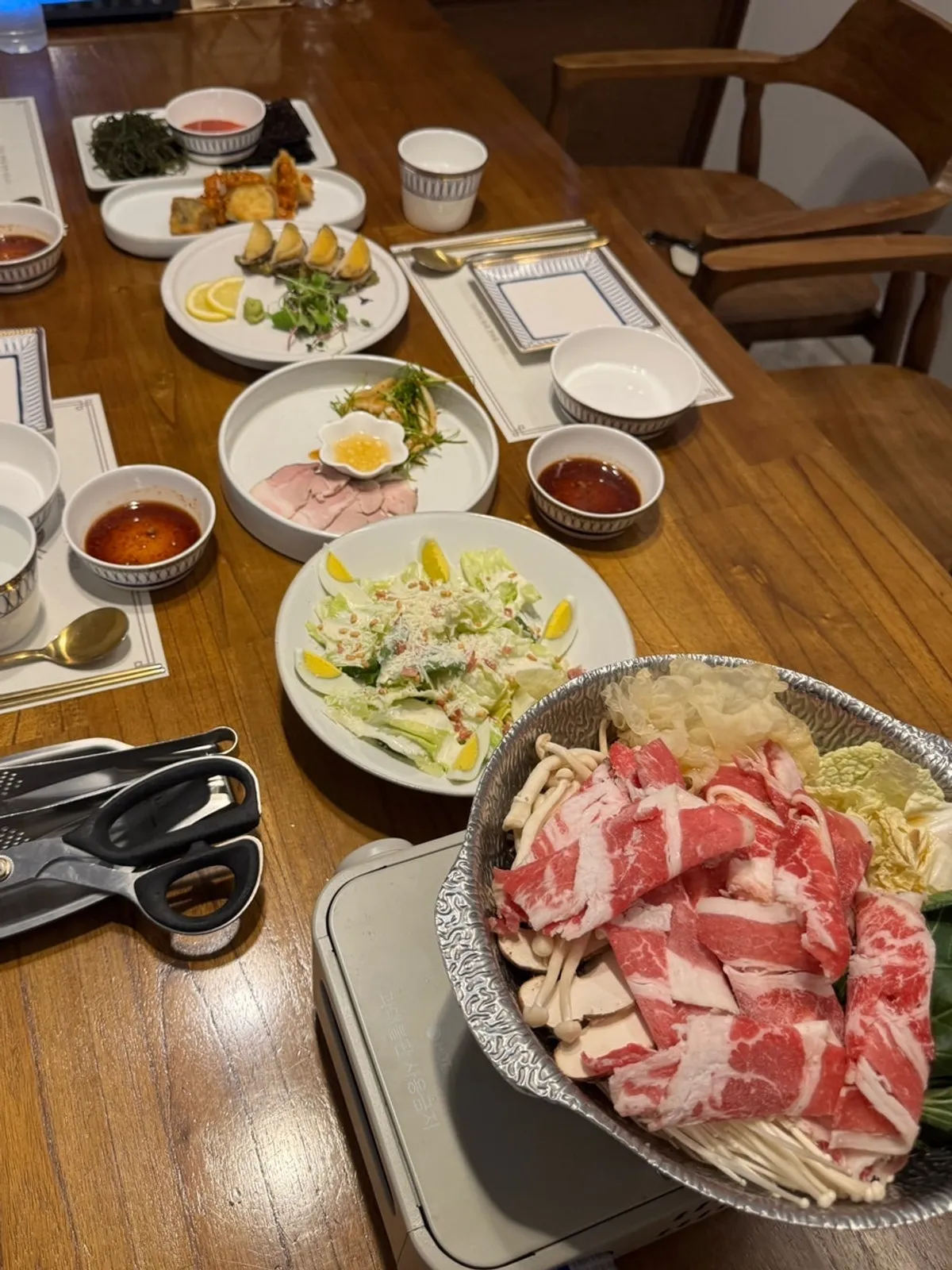 Vertical photo of a full set table at Bapeul Jitda Gyeongsan Main Branch