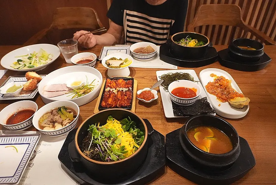 봄 한상과 겨울 한상이 차려진 2인 상차림