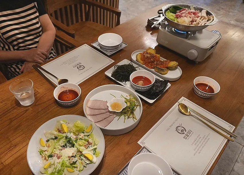 계절샐러드와 가지튀김, 냉제육, 우삼겹 버섯전골 상차림