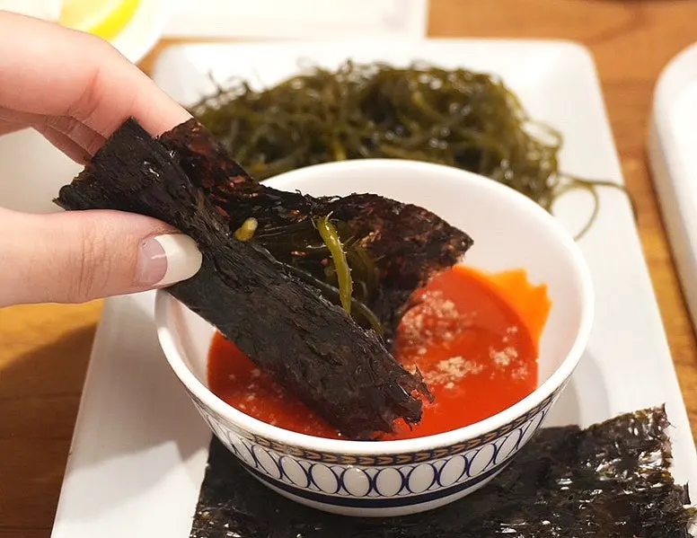 곱창김에 싼 꼬시래기 한 입