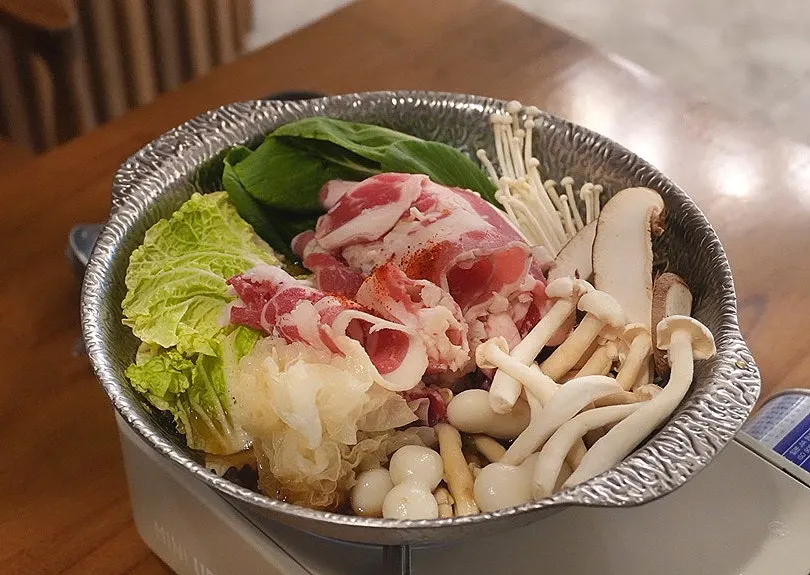 채소와 우삼겹을 담은 버섯전골