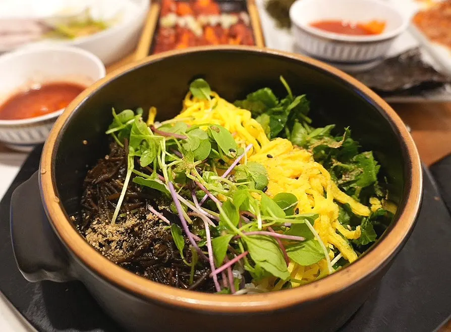 톳과 어린 채소, 계란지단을 올린 톳비빔밥