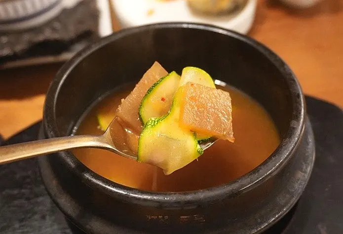 양념장을 넣어 비빈 톳비빔밥과 된장찌개