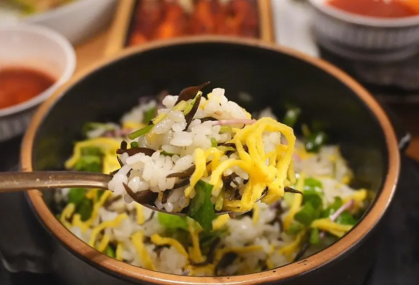 비벼서 한 숟갈 뜬 톳비빔밥