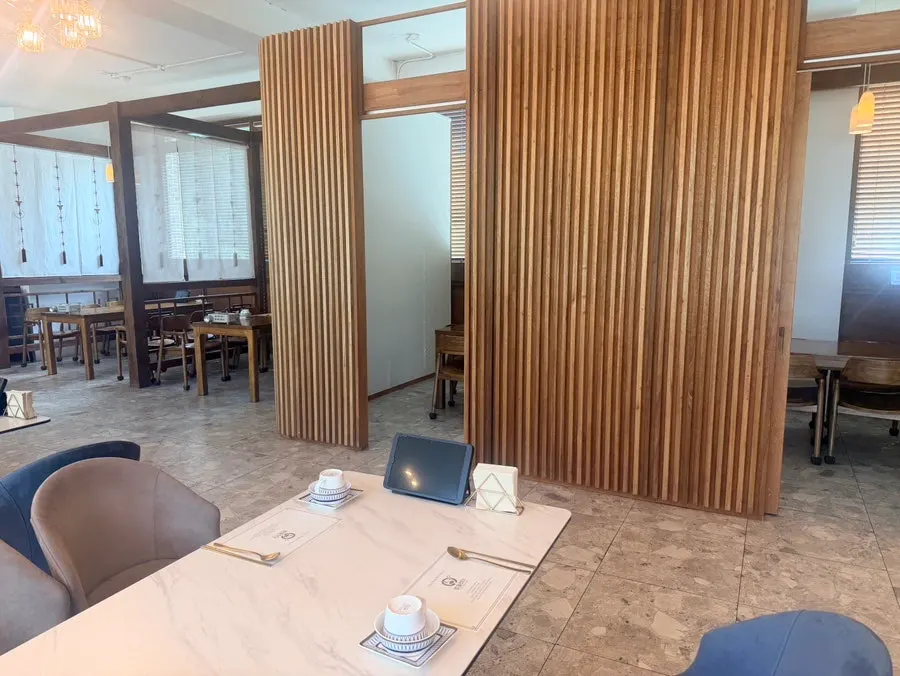 Spacious table seating area