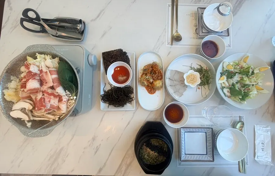 Neat hanjeongsik dishes served one by one