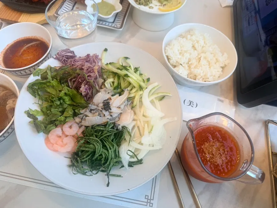 Close-up of the cold broth in the live abalone mulhoe