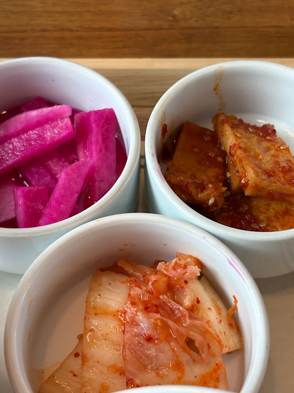 살얼음 가득한 물회 육수와 소스