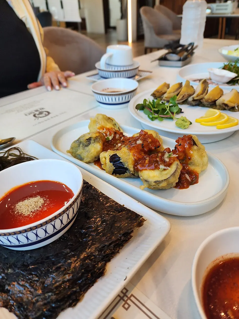 コシレギと韓国海苔、ナスの天ぷらなどの副菜