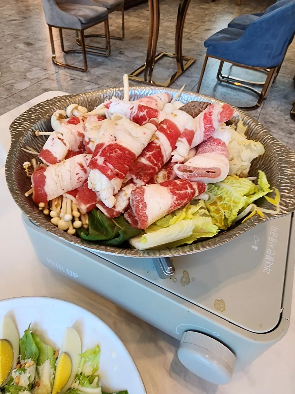 薬膳の香りがする牛肉きのこ鍋