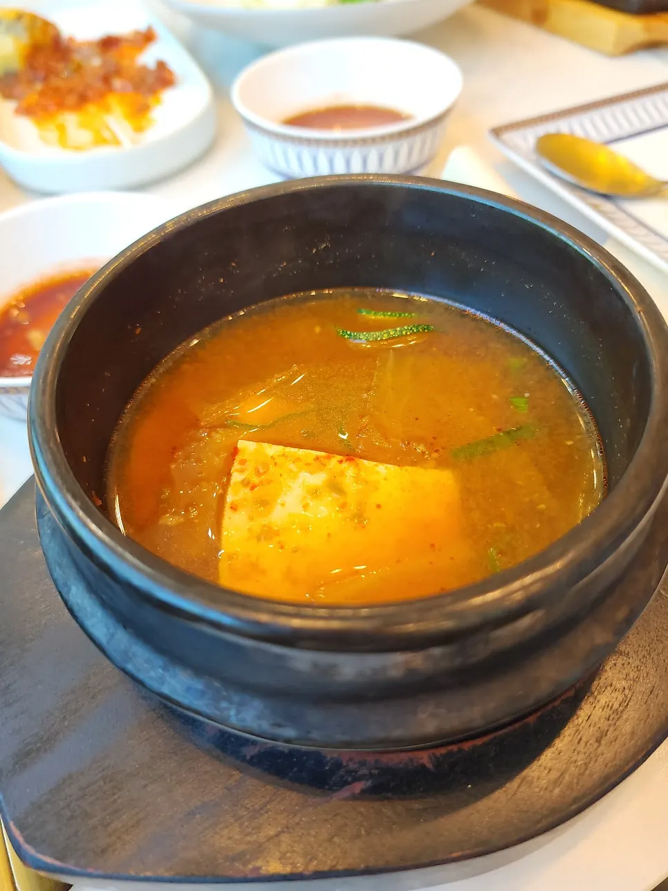 豆腐入りのぴりっとした味噌チゲ