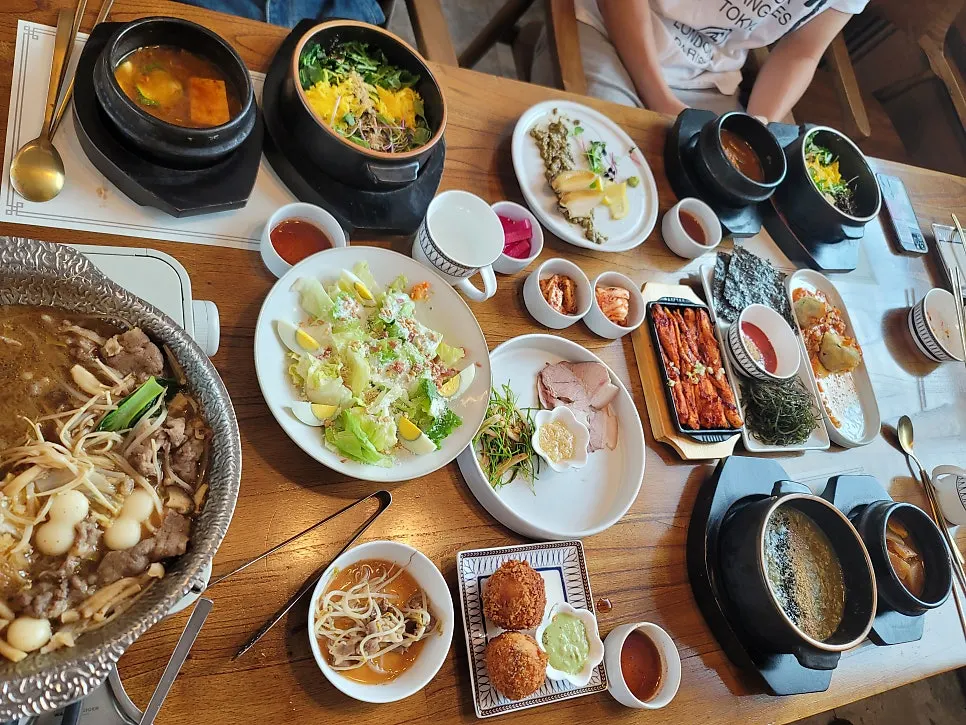 Gyeongsan Korean set-meal spread