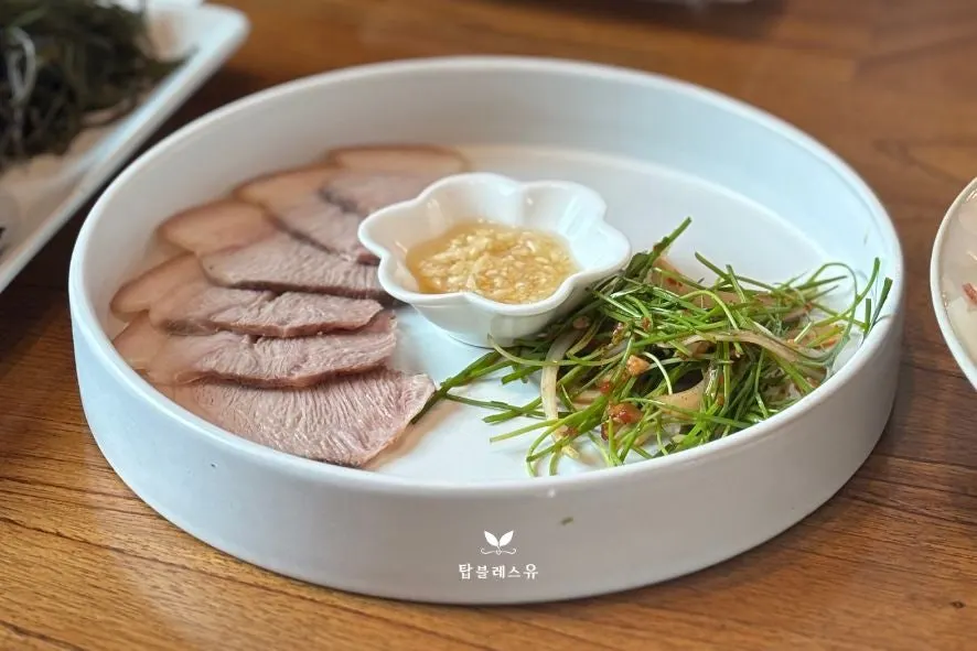 Cold Korean pork with homemade garlic sauce