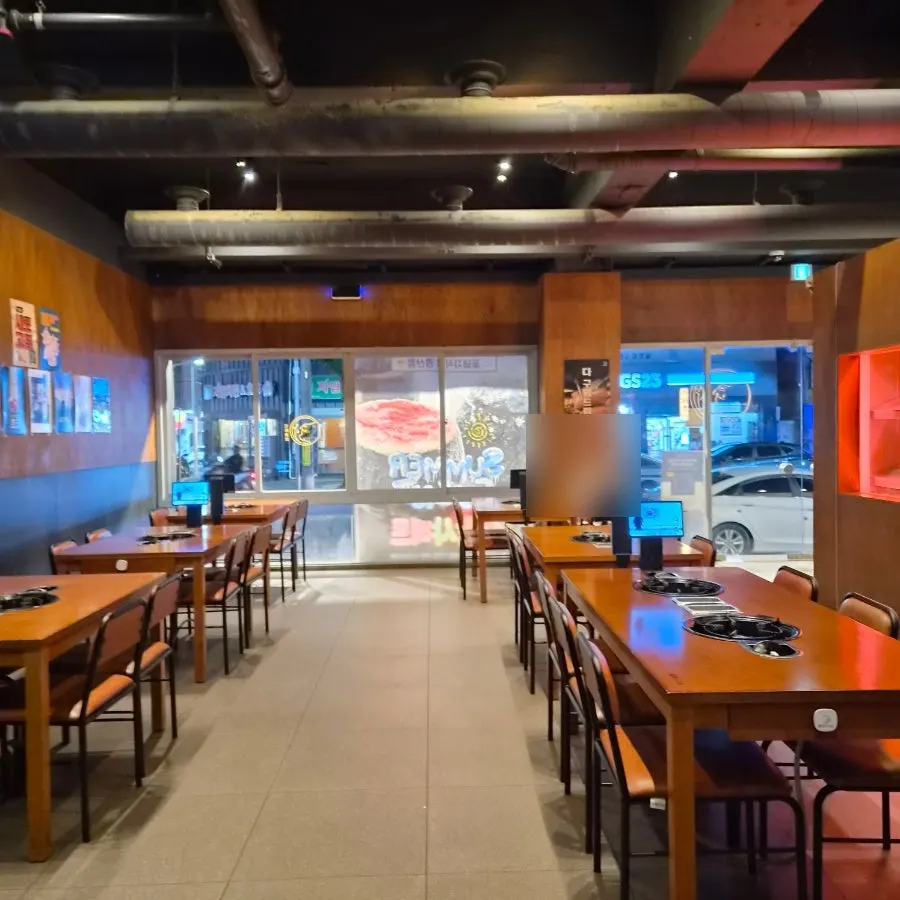 Interior of Kkotdwaeji Sikdang Gyeongsan Branch photographed after the meal