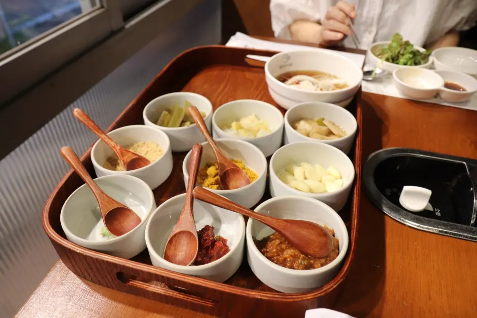 Soybean powder, curry, ssamjang and other sauces and side dishes