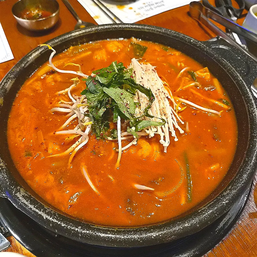 Rich broth of the small daechang hot pot