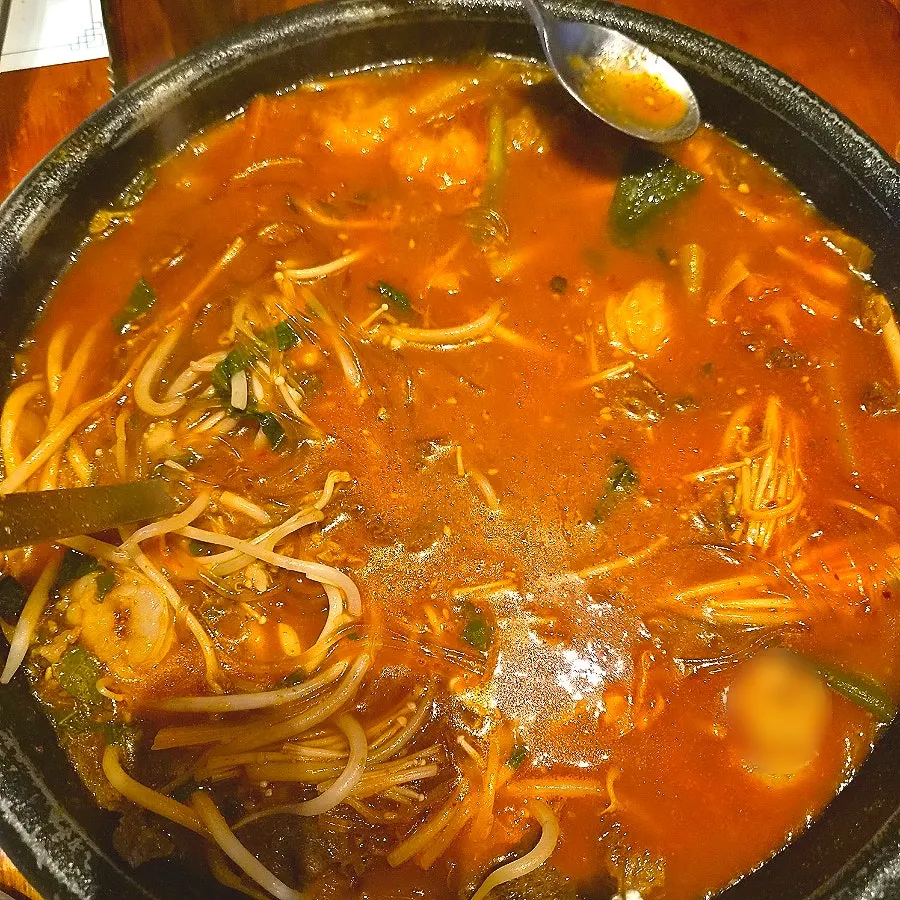 Hot pot filled with daechang and vegetables