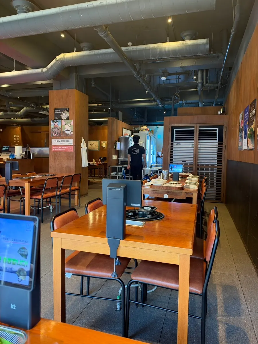 테이블 간격이 여유로운 고깃집 좌석