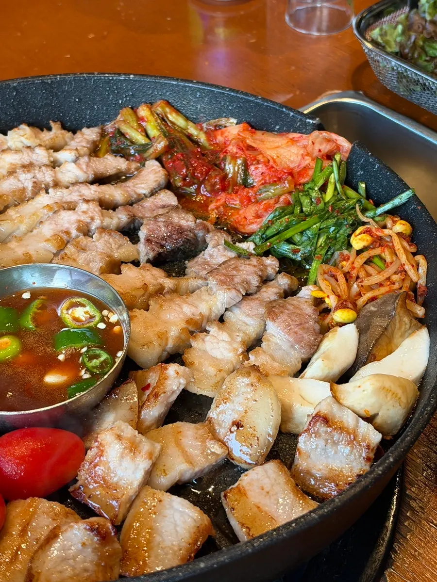 주방에서 구워 나온 삼겹살 목살 항정살