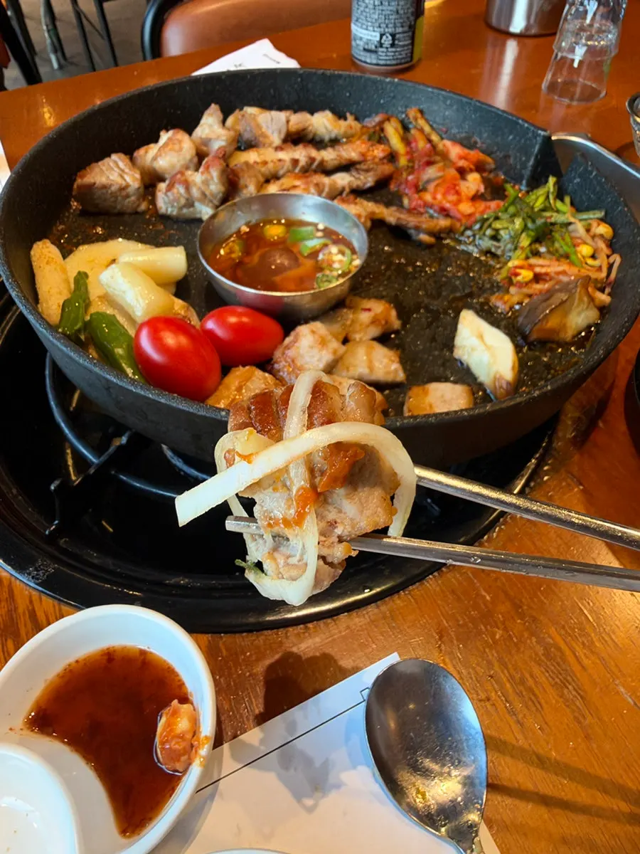 콩가루와 카레가루 소스 접시