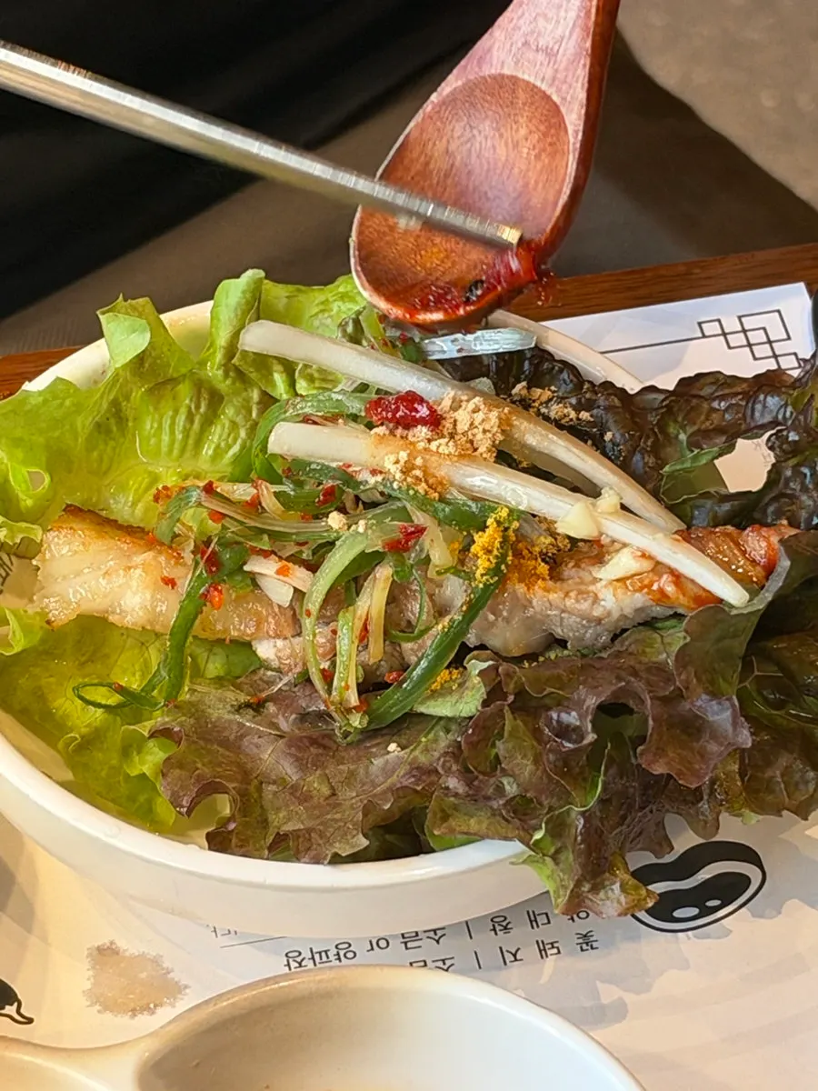 카레가루에 찍은 고기 한 점