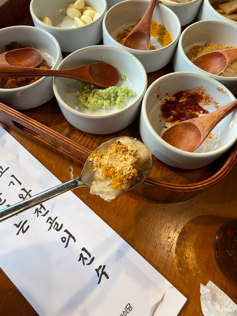 기본찬과 함께 차려진 고깃집 테이블