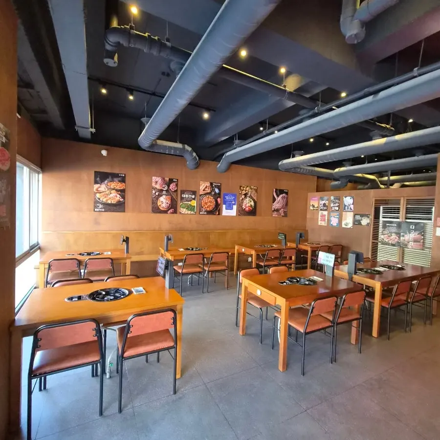 Widely spaced tables suited for group gatherings