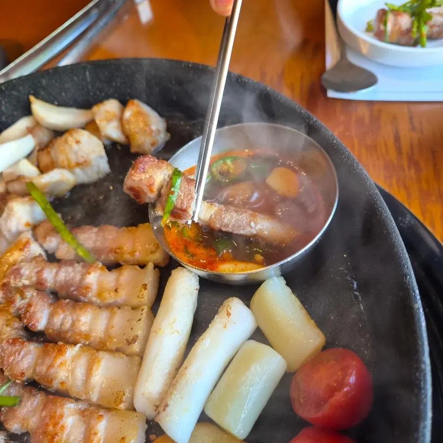 Bubbling melchot dipping sauce with meat