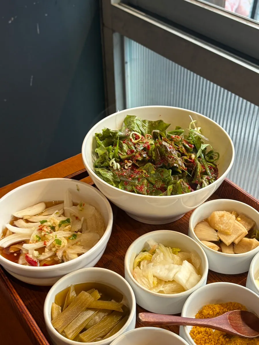 Plate of Sangju-style geotjeori, onion sauce and other side dishes