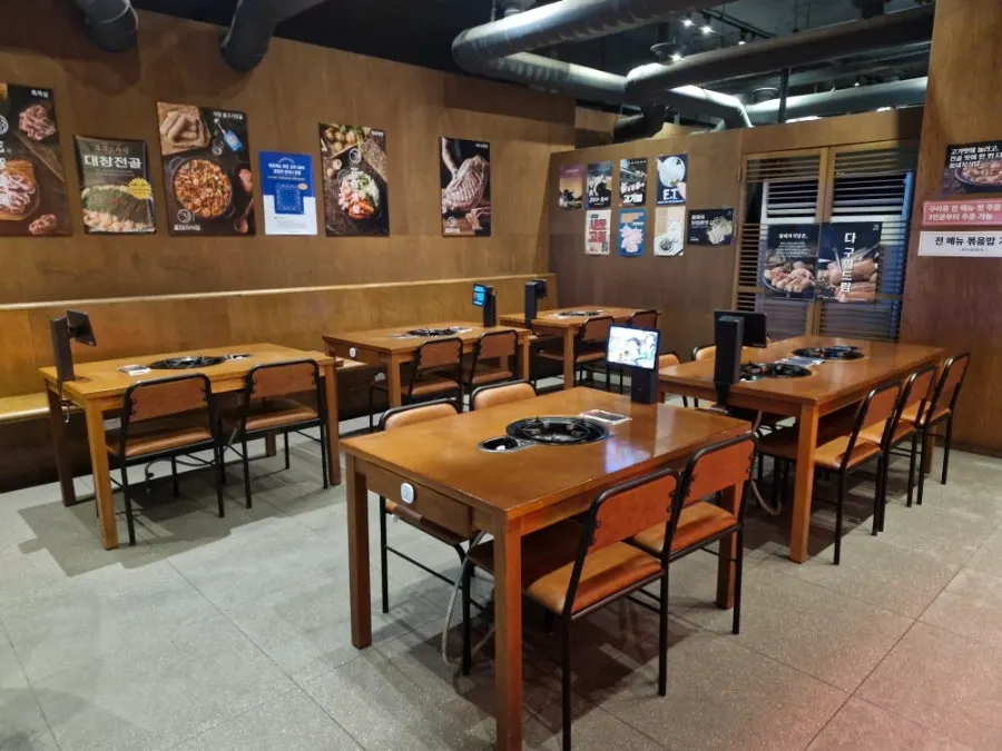 Area around the entrance of Kkotdwaeji Sikdang Gyeongsan Branch