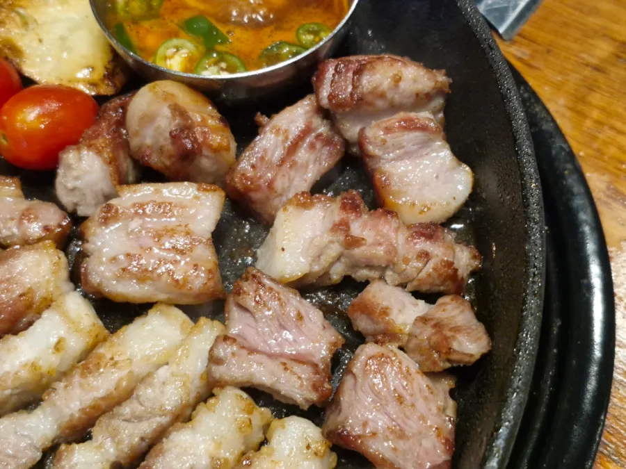 Grill plate with kimchi, mushrooms, rice cakes and potatoes cooked together