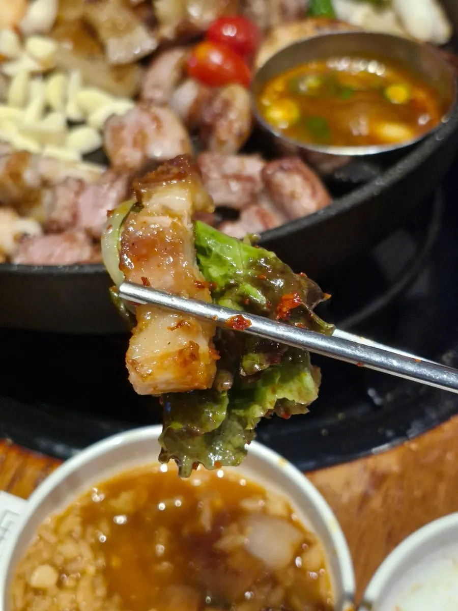 Grilled pork belly dipped in melजeot