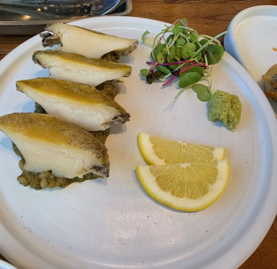 무시아와비 스타일로 조리한 전복찜