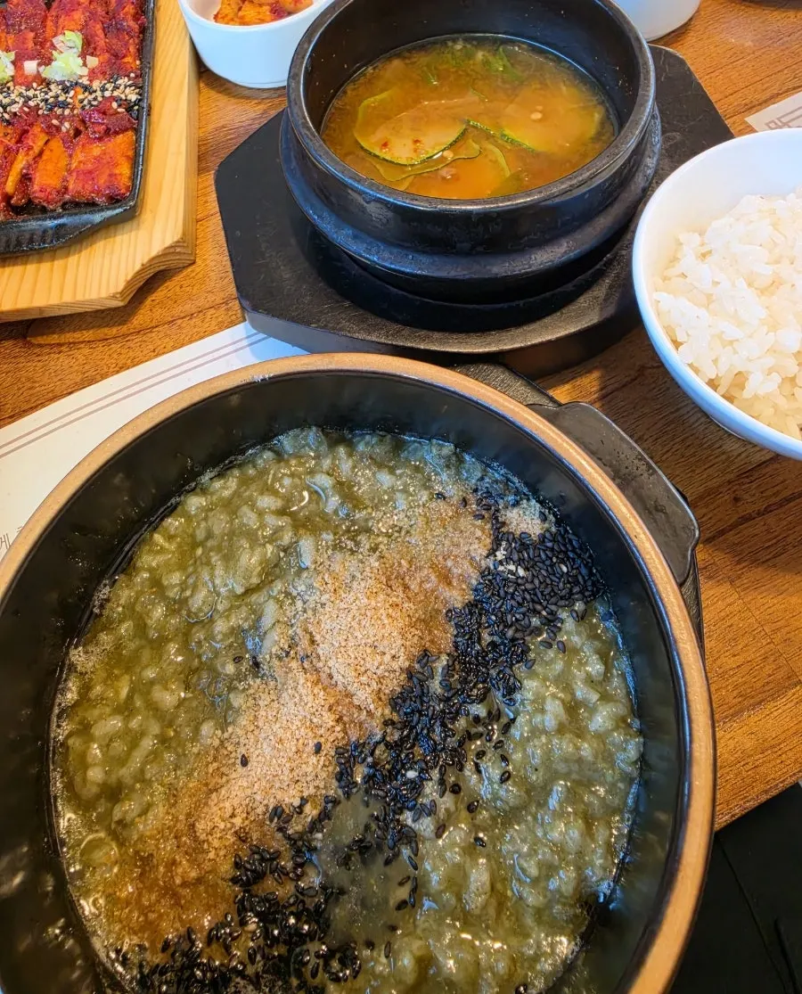 전복 내장으로 만든 게우장 보리밥