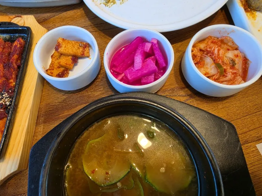 크리미한 게우장과 보리밥 비벼놓은 모습