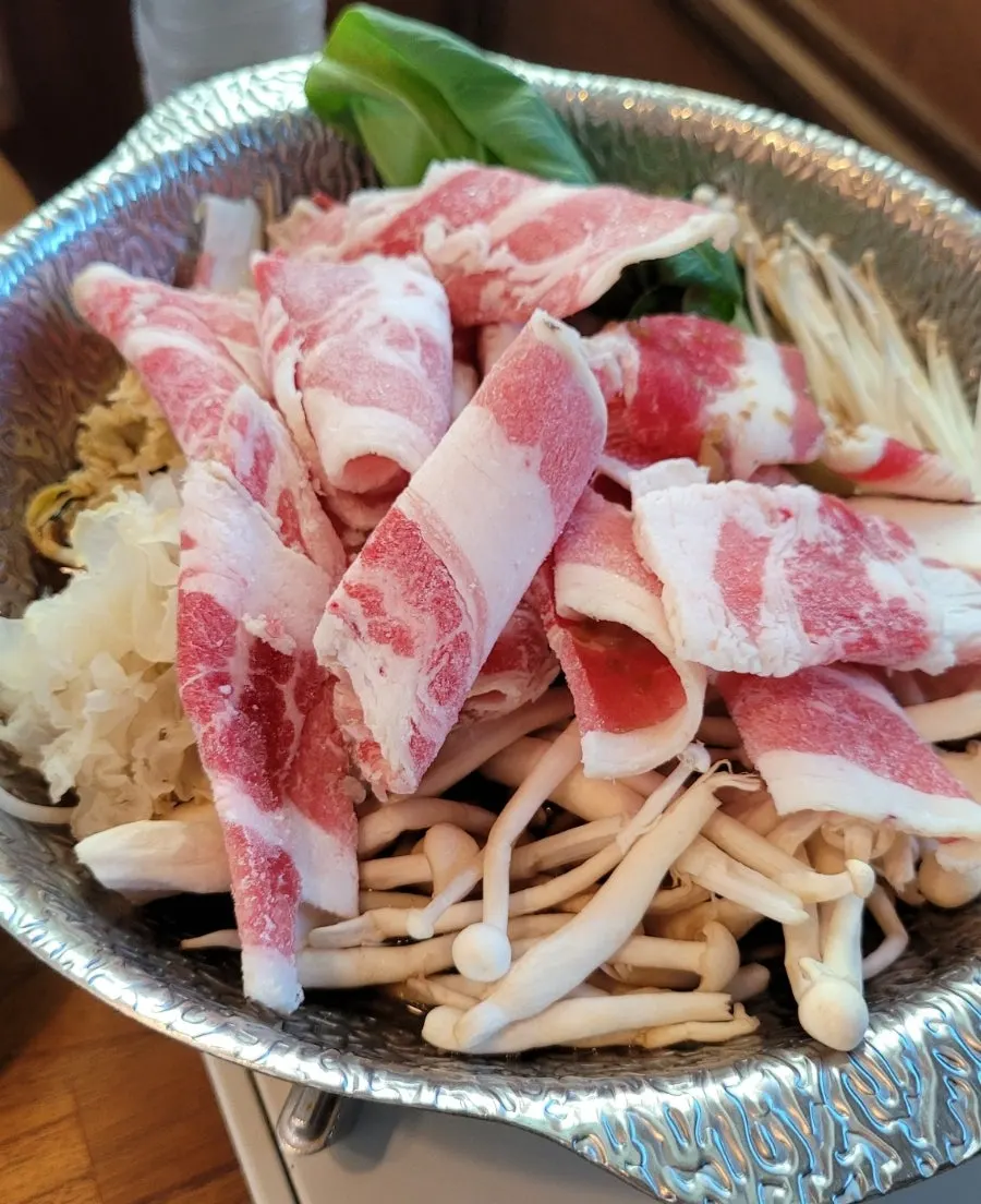 끓고 있는 우삼겹 버섯전골