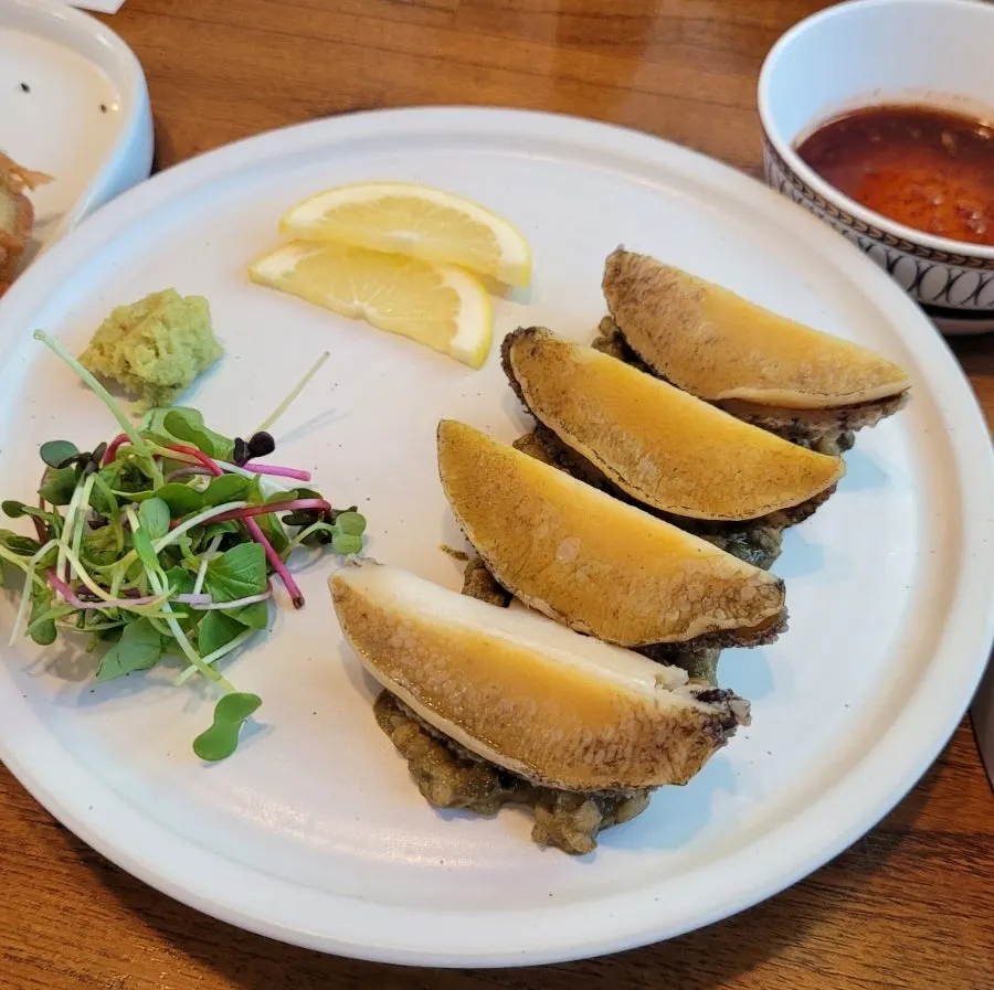 비벼서 완성한 톳비빔밥 한 그릇