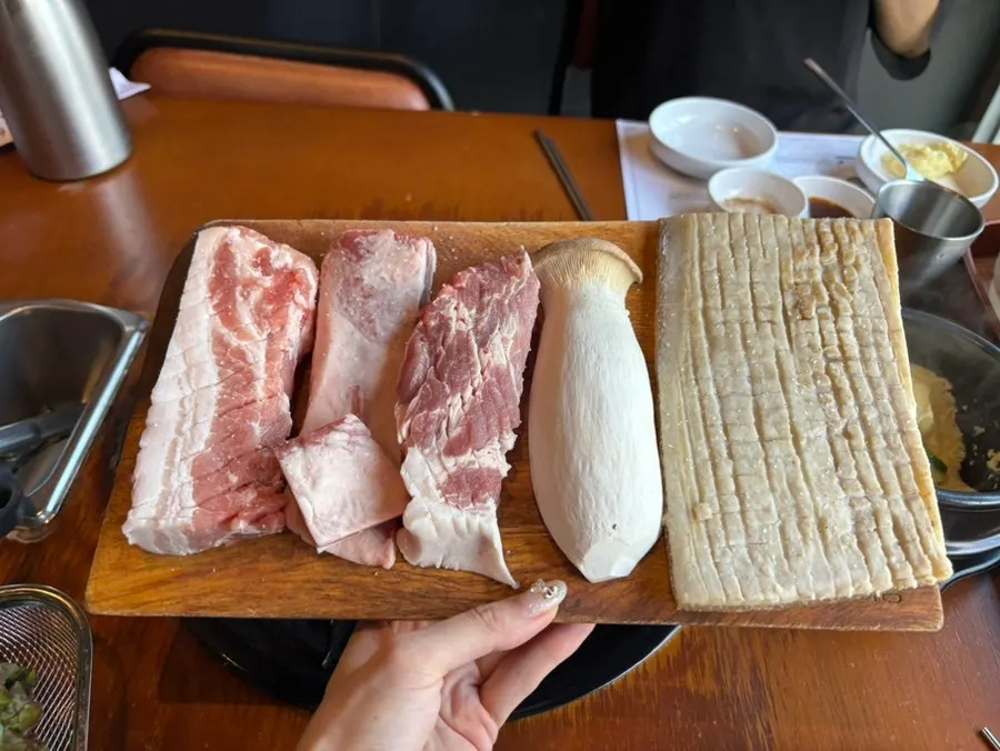 Full table spread at Kkotdwaeji Sikdang Gyeongsan Branch