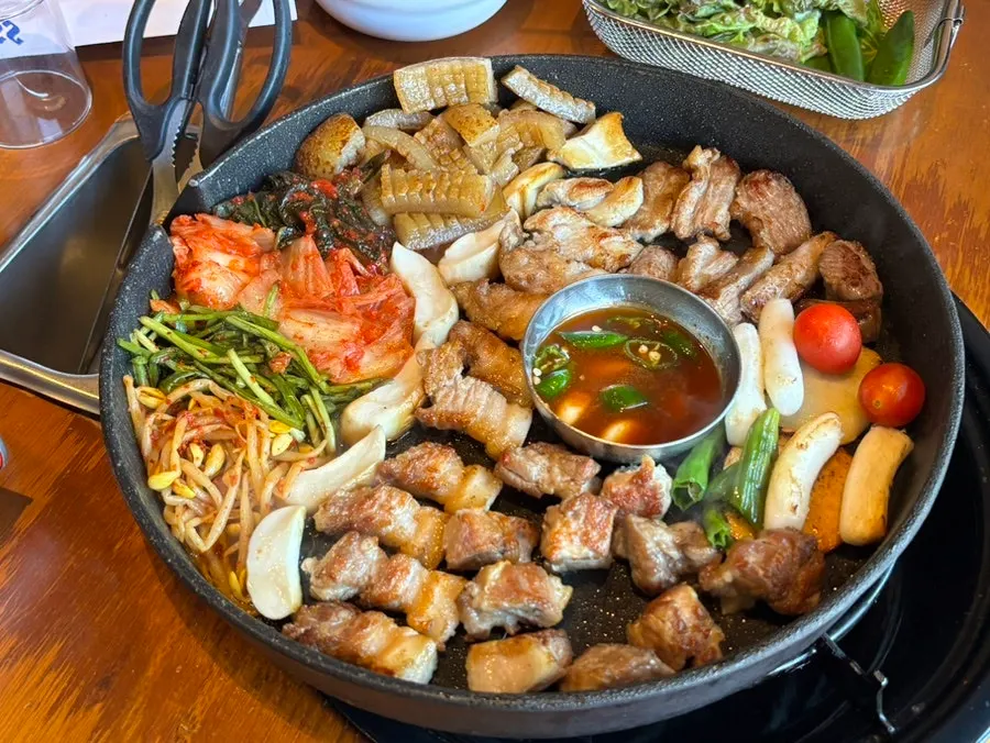 Grilled Kkotdwaeji mixed platter served on a plate