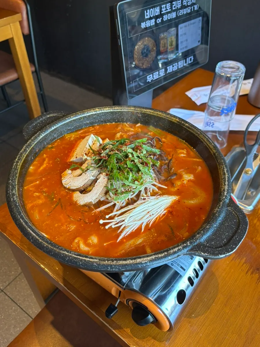 Spicy bulgogi-daechang hot pot broth