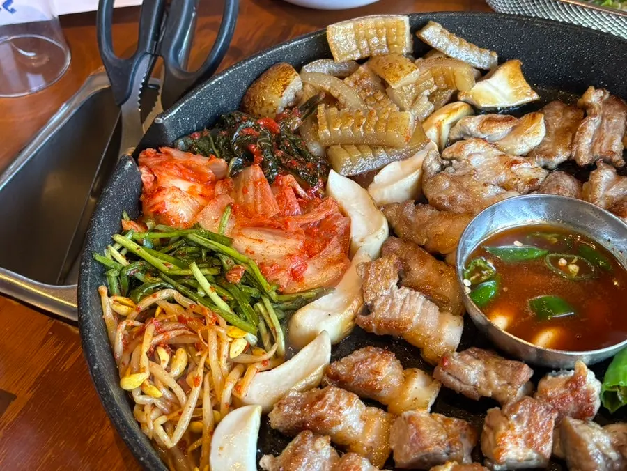 Grilled platter with kimchi, scallion kimchi, and mushrooms