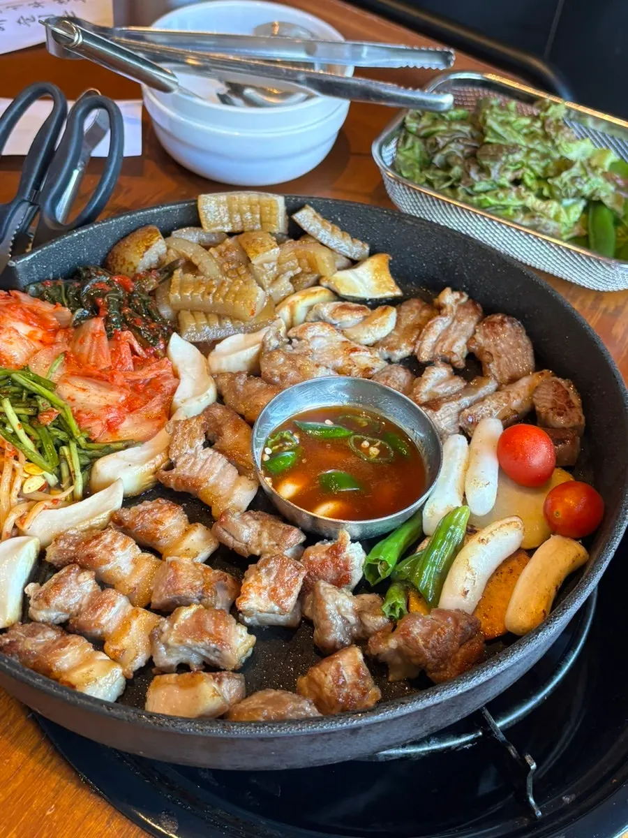 Platter grilled with rice cakes, potato, tomato, and shishito peppers