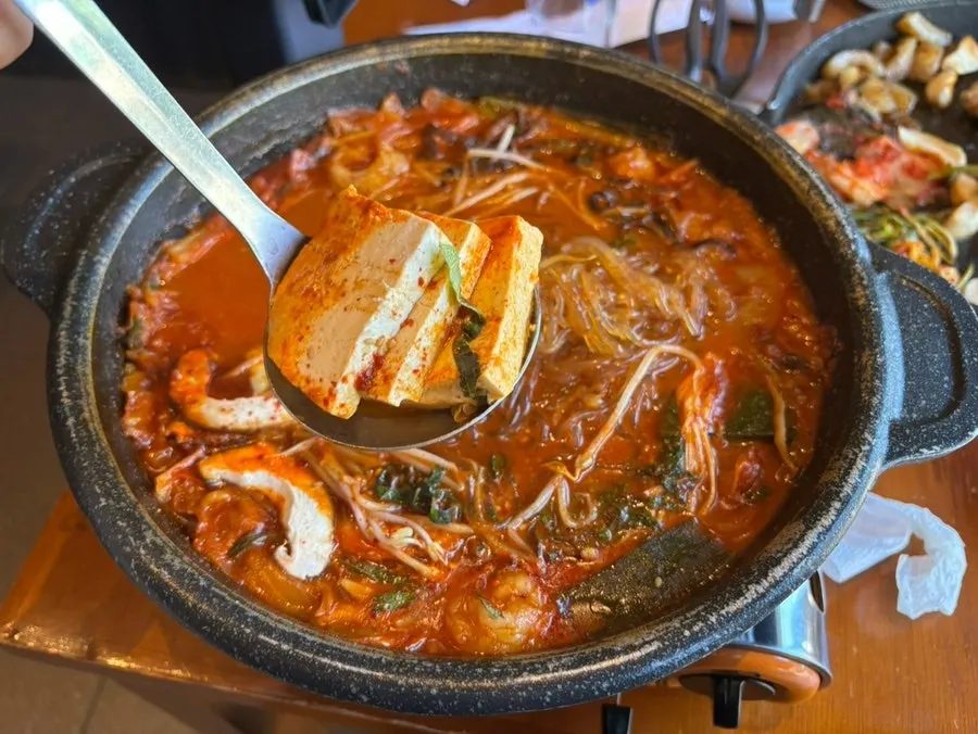 Daechang hot pot with tofu and mushrooms